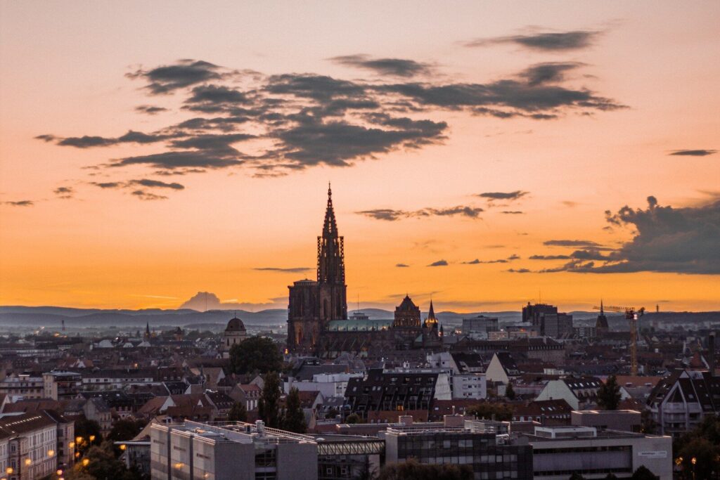 Strasbourg au coucher du soleil, destination desservie par Taxis Bock